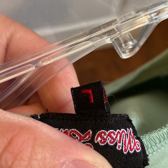 Cute graphic print short sleeve tee in size L - Picture 5 of 6